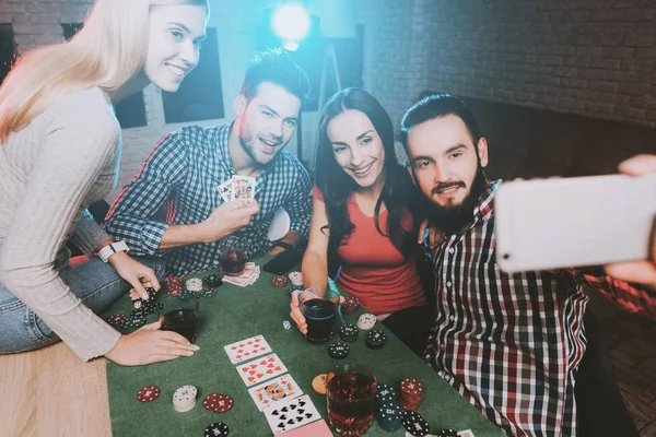 Jóvenes Amigos Jugando Póquer Casa Jugando Juegos Diversión Interior Jovencita — Foto de Stock