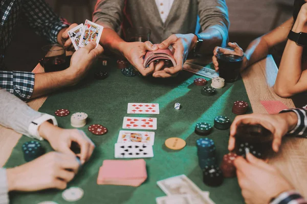 Genç Arkadaşlar Evde Parti Poker Oynamak Oyun Oynamayı Kapalı Eğlenceli — Stok fotoğraf