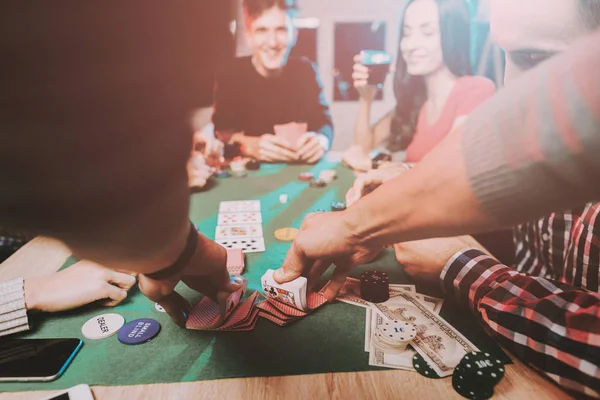 Genç Arkadaşlar Evde Parti Poker Oynamak Oyun Oynamayı Kapalı Eğlenceli — Stok fotoğraf