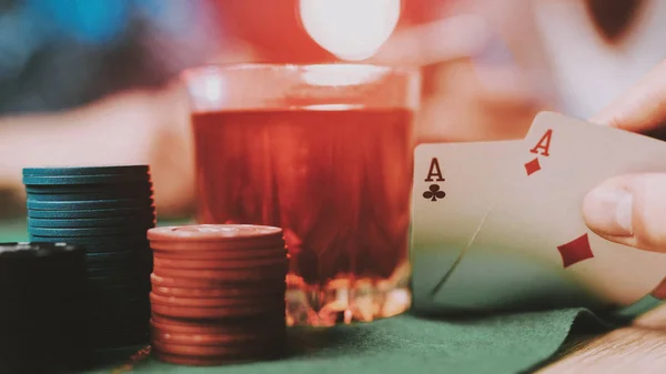 Mladí přátelé hrát Poker na Party doma. — Stock fotografie