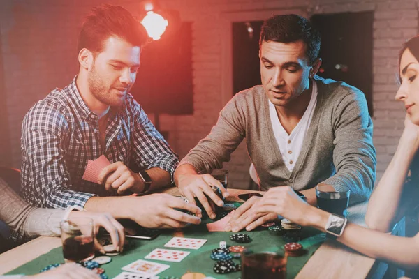 自宅パーティーでポーカーの若い友人 ゲームをプレイします 屋内の楽しみ 若い女の子 若い男 テーブルに座っています 友達とのパーティー 屋内の活動コンセプトです ギャンブル カード — ストック写真