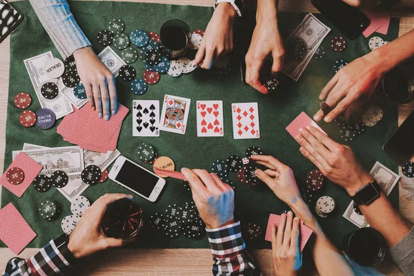 年轻的朋友在家里玩扑克 玩游戏 室内乐趣 年轻的女孩 年轻的家伙 坐在桌子上 和朋友聚会 室内活动理念 纸牌游戏 — 图库照片