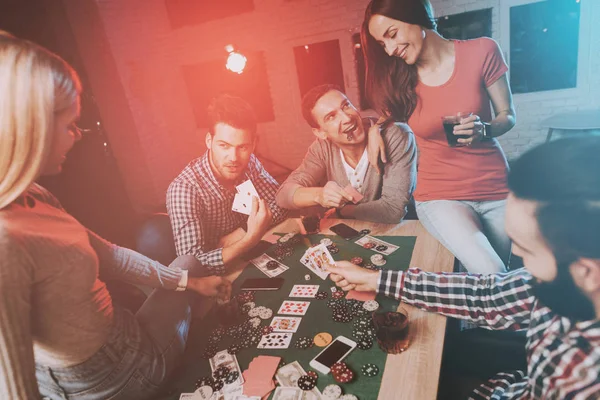 Jóvenes Amigos Jugando Póquer Casa Jugando Juegos Diversión Interior Jovencita — Foto de Stock