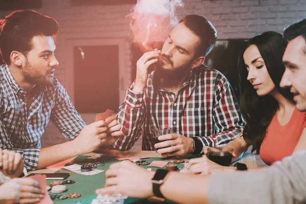 Jóvenes Amigos Jugando Póquer Casa Jugando Juegos Diversión Interior Jovencita — Foto de Stock