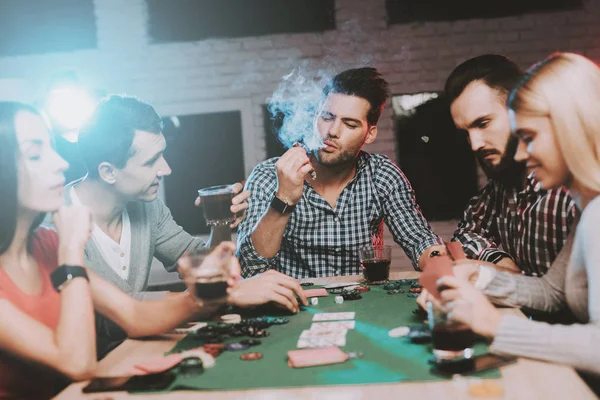 Giovani Amici Che Giocano Poker Sulla Festa Casa Giochiamo Divertimento — Foto Stock