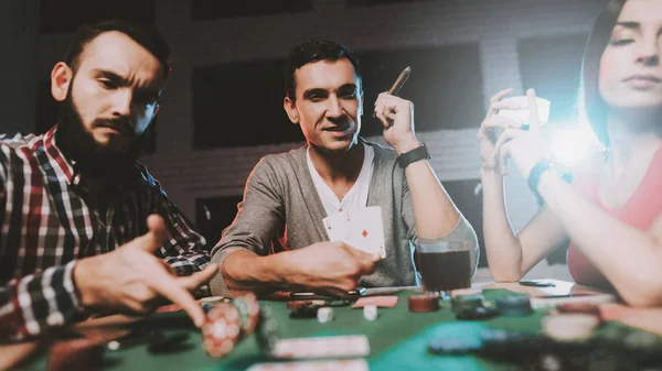 Mladí Přátelé Hrát Poker Party Doma Hraní Her Zábava Mladá — Stock fotografie