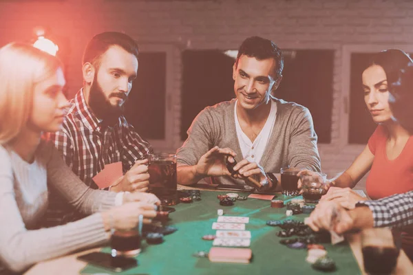 Unga Vänner Spelar Poker Party Hemma Spela Spel Inomhus Roligt — Stockfoto