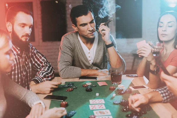 Genç Arkadaşlar Evde Parti Poker Oynamak Oyun Oynamayı Kapalı Eğlenceli — Stok fotoğraf