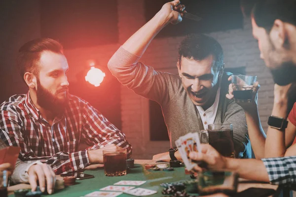 Jóvenes Amigos Jugando Póquer Casa Jugando Juegos Diversión Interior Jovencita — Foto de Stock