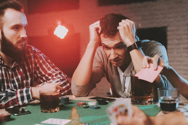 Jovens Amigos Jogando Poker Festa Casa Jogar Jogos Diversão