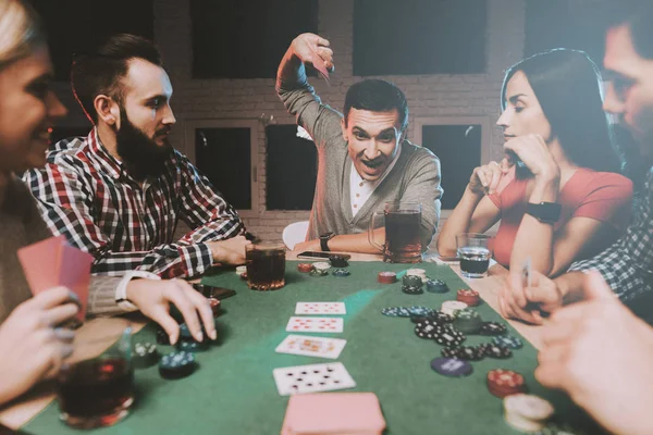 Νέους Φίλους Παίζοντας Πόκερ Στο Συμβαλλόμενο Μέρος Στο Σπίτι Παίζοντας — Φωτογραφία Αρχείου