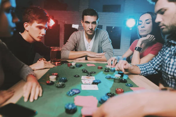 Tinerii Prieteni Joacă Poker Petrecere Acasă Joacă Jocuri Distracţie Interioară — Fotografie, imagine de stoc