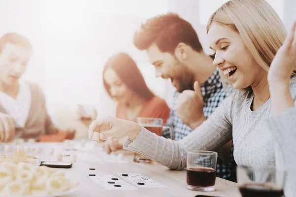 Los Jóvenes Sonrientes Divierten Fiesta Casa Jugando Juegos Comiendo Bocadillos — Foto de Stock