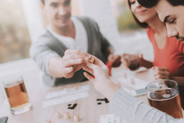 Giovani Sorridenti Divertono Alla Festa Casa Giochiamo Mangiare Snack Divertimento — Foto Stock