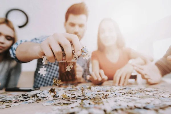 Les Jeunes Souriants Amusent Faire Fête Maison Jouer Des Jeux — Photo