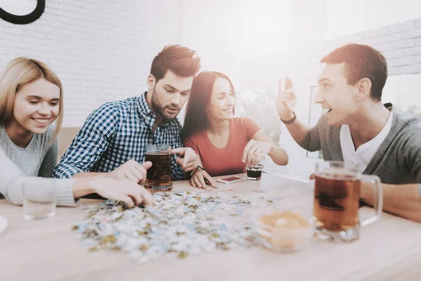 Los Jóvenes Sonrientes Divierten Fiesta Casa Jugando Juegos Comiendo Bocadillos — Foto de Stock