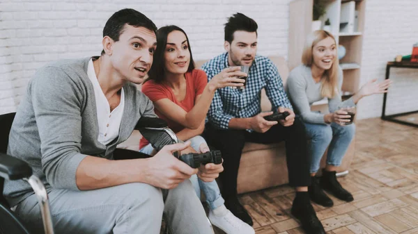 Jóvenes Jugando Videojuegos Fiesta Casa Comiendo Bocadillos Diversión Interior Jovencita — Foto de Stock