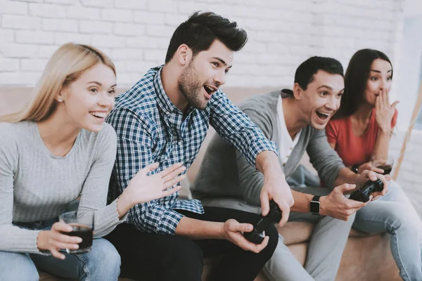 Jovens Jogando Videogames Festa Casa Comer Lanches Diversão Interior Rapariga — Fotografia de Stock