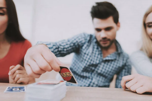 Leende Ungdomar Har Kul Fest Hemma Spela Spel Att Äta — Stockfoto