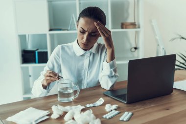 Genç kadın Office.Healthcare kavramı içinde oturan beyaz gömlekli hasta. Modern ofis. Hasta işçi. Office sağlık hizmeti. Ahşap masa. Dijital aygıt. Laptop üstünde okul sırası. Ofiste genç kadın.