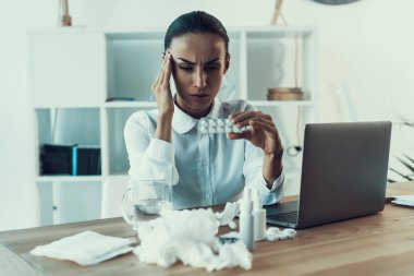 Genç kadın Office.Healthcare kavramı içinde oturan beyaz gömlekli hasta. Modern ofis. Hasta işçi. Office sağlık hizmeti. Ahşap masa. Dijital aygıt. Laptop üstünde okul sırası. Ofiste genç kadın.