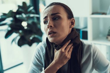 Genç kadın Office.Healthcare kavramı içinde oturan beyaz gömlekli hasta. Modern ofis. Hasta işçi. Office sağlık hizmeti. Ahşap masa. Dijital aygıt. Laptop üstünde okul sırası. Ofiste genç kadın.