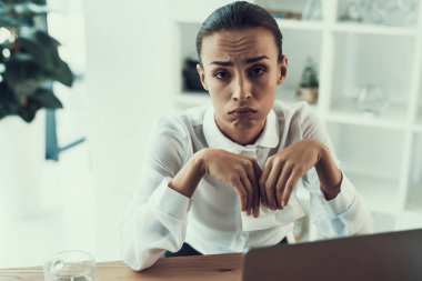 Genç kadın Office.Healthcare kavramı içinde oturan beyaz gömlekli hasta. Modern ofis. Hasta işçi. Office sağlık hizmeti. Ahşap masa. Dijital aygıt. Laptop üstünde okul sırası. Ofiste genç kadın.