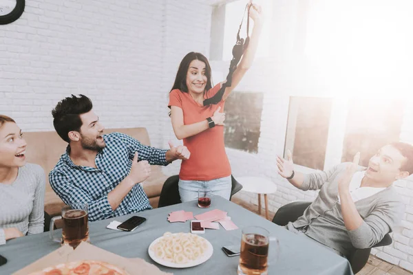 Giovani Sorridenti Divertono Alla Festa Casa Giochiamo Mangiare Snack Divertimento — Foto Stock