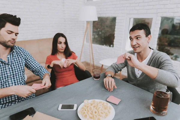 Junge Lächelnde Menschen Haben Spaß Auf Partys Hause Spiele Spielen — Stockfoto