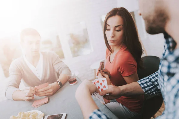 Unge Smilende Mennesker Har Det Gøy Fest Hjemme Leker Spiser – stockfoto