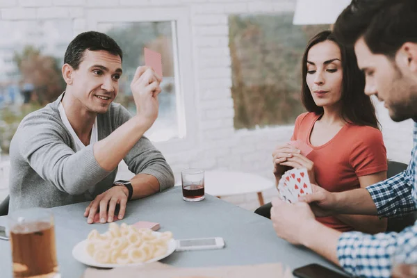 Los Jóvenes Sonrientes Divierten Fiesta Casa Jugando Juegos Comiendo Bocadillos — Foto de Stock