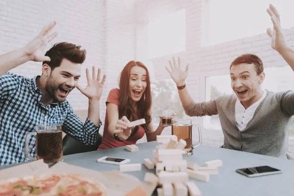 Los Jóvenes Sonrientes Divierten Fiesta Casa Jugando Juegos Comiendo Bocadillos — Foto de Stock