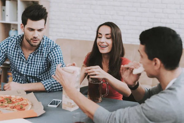 Los Jóvenes Sonrientes Divierten Fiesta Casa Jugando Juegos Comiendo Bocadillos — Foto de Stock