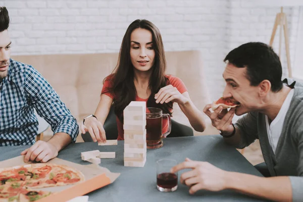 Los Jóvenes Sonrientes Divierten Fiesta Casa Jugando Juegos Comiendo Bocadillos — Foto de Stock