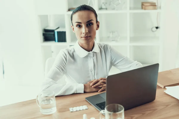 Mujer Enferma Joven Con Camisa Blanca Sentada Oficina Concepto Salud — Foto de Stock