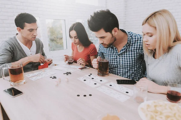 Los Jóvenes Sonrientes Divierten Fiesta Casa Jugando Juegos Comiendo Bocadillos — Foto de Stock