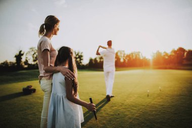 Mutlu genç aile yaz aylarında Golf sahasında rahatla. Golf Club civarındaki rahatlatıcı. Spor yaz. Yaz aylarında açık eğlenceli. Aile eğlence kavramı. Sağlıklı yaşam konsepti. Küçük kız. Yeşil çimen.