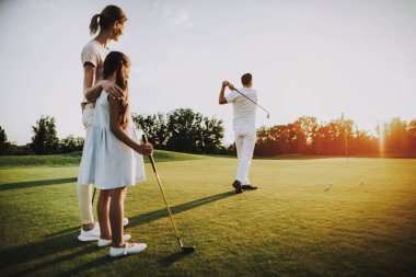 Mutlu genç aile yaz aylarında Golf sahasında rahatla. Golf Club civarındaki rahatlatıcı. Spor yaz. Yaz aylarında açık eğlenceli. Aile eğlence kavramı. Sağlıklı yaşam konsepti. Küçük kız. Yeşil çimen.