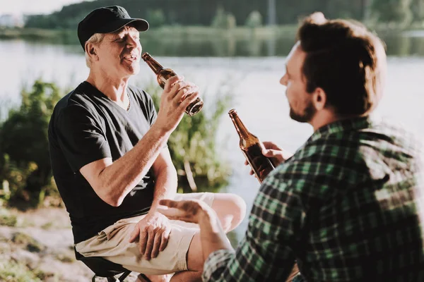 Lächelnde Männer Die Sommer Flussnähe Bier Trinken Mann Hemd Bärtiger — Stockfoto