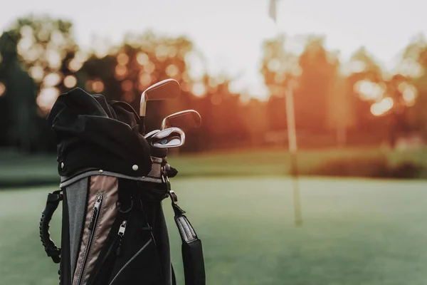 Golf Klubbor Svart Väska Grönt Fält Med Flagga Grönt Gräs — Stockfoto