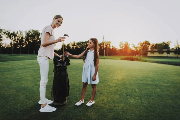 Happy Young Family Relaxe Campo Golfe Verão Relaxando Golf Club — Fotografia de Stock