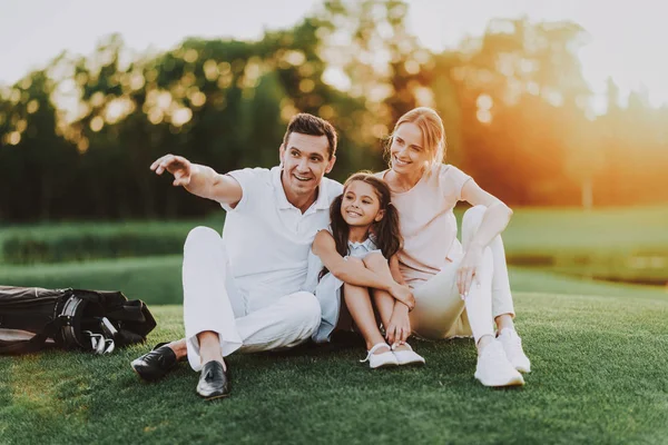 Happy Young Family Sentado Campo Golfe Verão Relaxando Golf Club — Fotografia de Stock