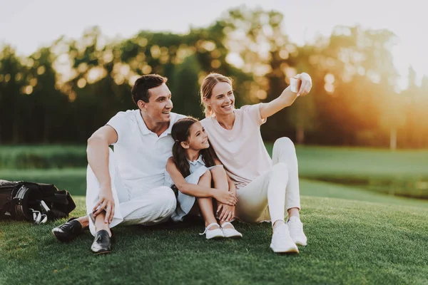 Glad Ung Familj Sitter Golf Fält Sommaren Avkoppling Golf Club — Stockfoto
