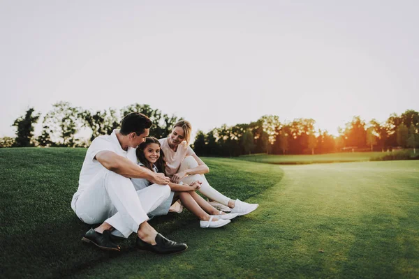 Happy Young Family Sentado Campo Golfe Verão Relaxando Golf Club — Fotografia de Stock