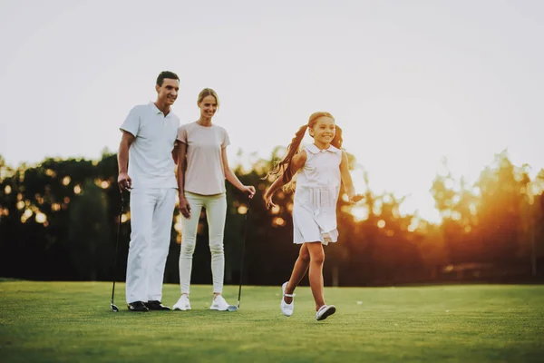 Glad Ung Familj Koppla Golf Fält Sommar Avkoppling Golf Club — Stockfoto