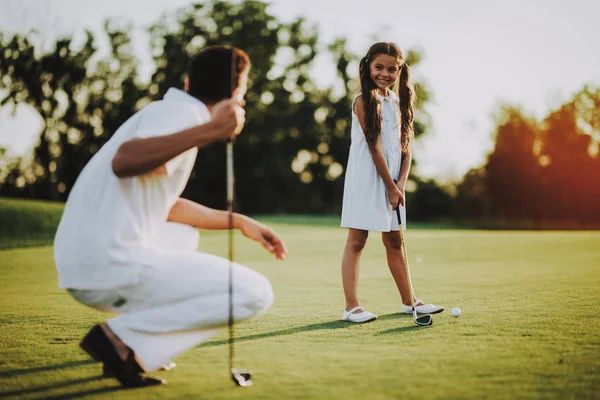 Boldog Fiatal Család Golf Mező Nyáron Pihenhetnek Pihentető Golf Club — Stock Fotó