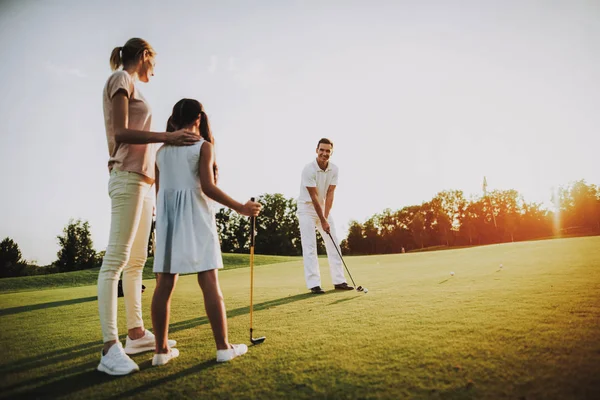 Glad Ung Familj Koppla Golf Fält Sommar Avkoppling Golf Club — Stockfoto