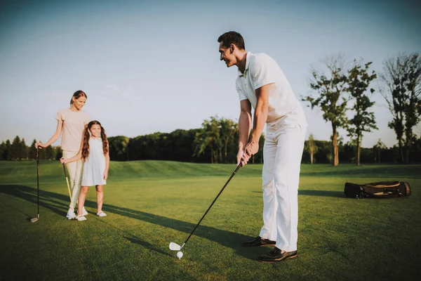 Happy Young Family Relájese Campo Golf Verano Relajarse Club Golf —  Fotos de Stock