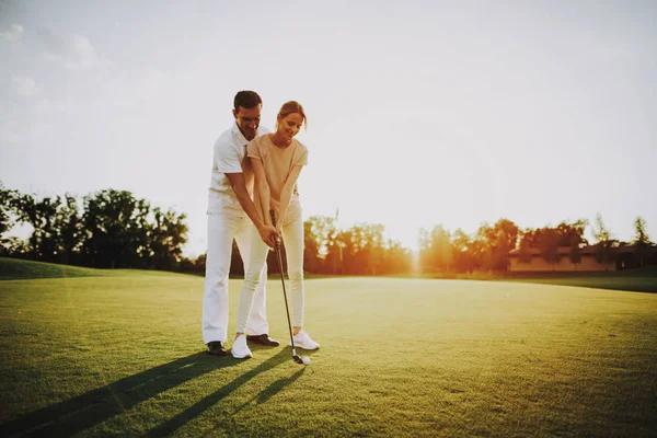 Jovem Casal Feliz Jogando Golfe Campo Verão Relaxando Golf Club — Fotografia de Stock