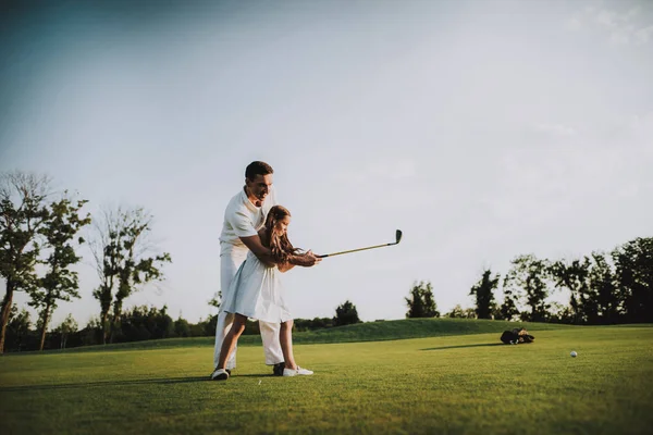 Pai Jogando Golfe Com Pequena Filha Campo Relaxando Golf Club — Fotografia de Stock